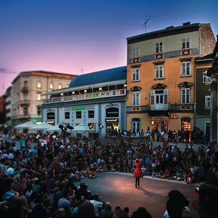 1 Bedroom Awesome In Apartment